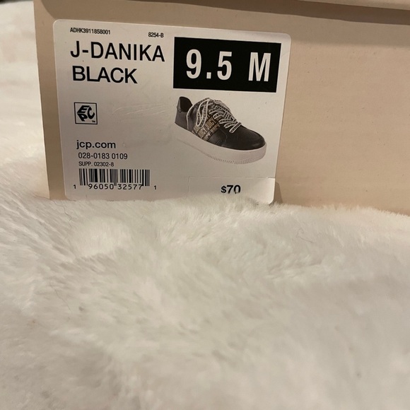 NWT Juicy Couture size 9.5 in women’s black and white tennis shoe - Picture 2 of 7